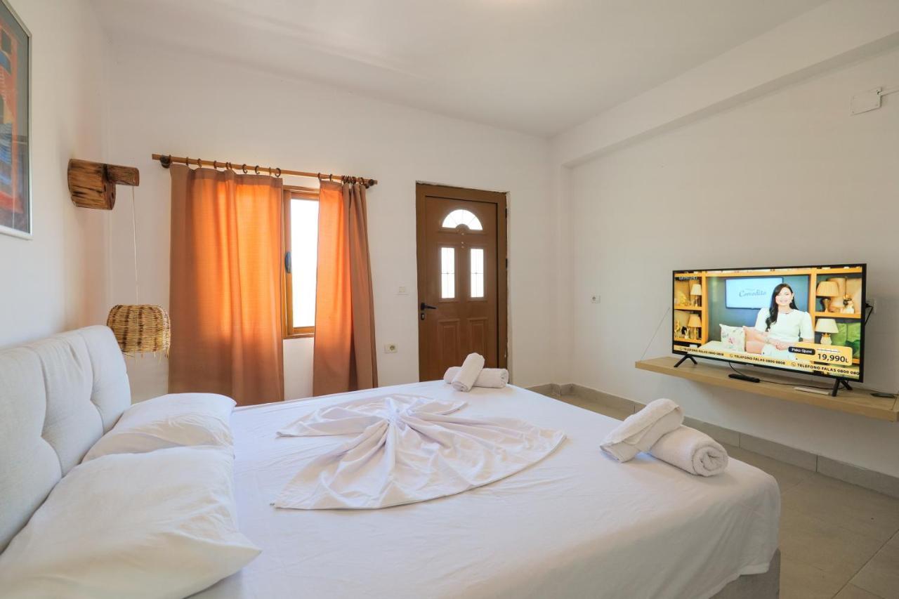 Garden Villa Lake Side & Glamping Ksamil Exterior photo