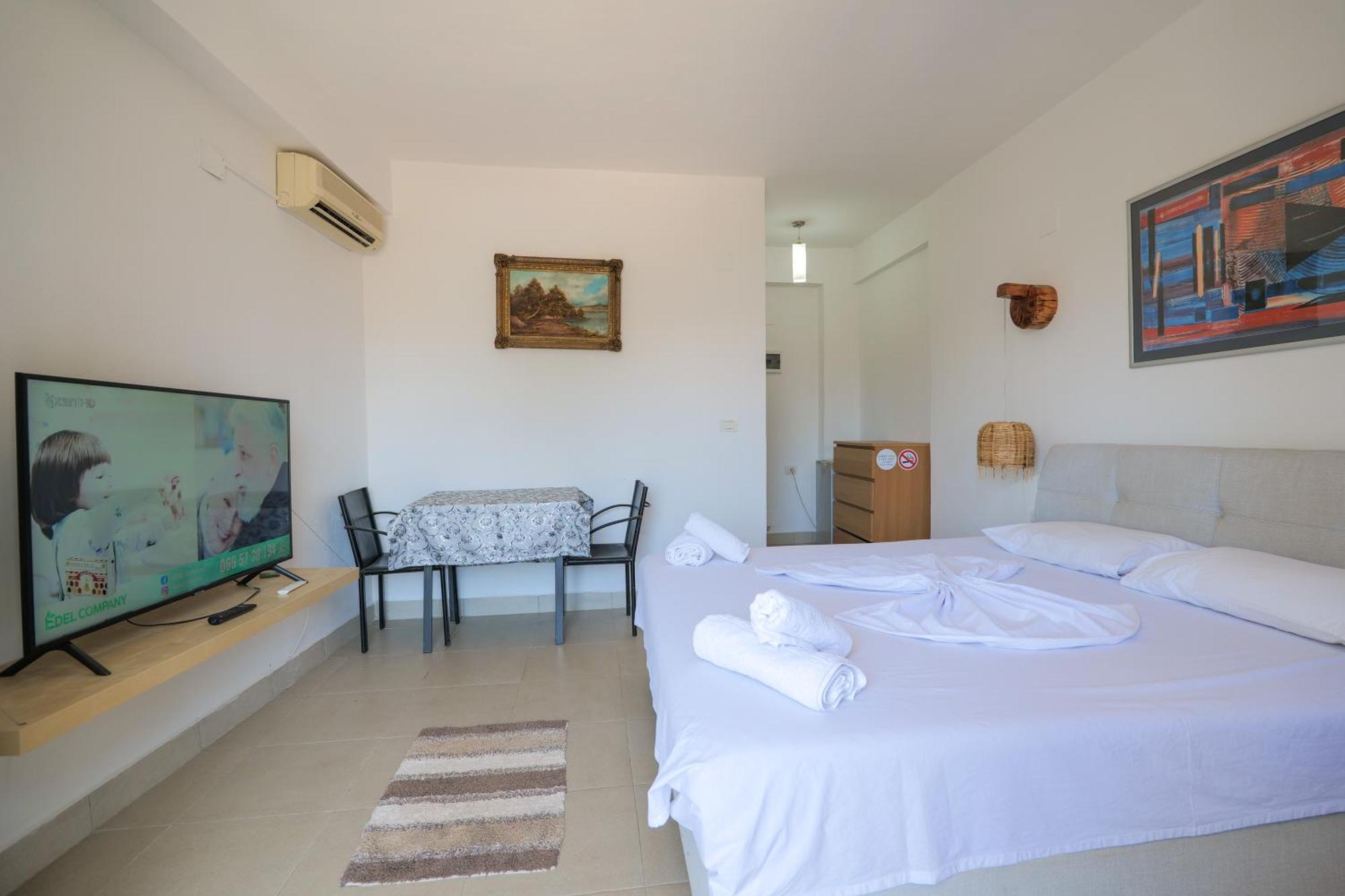 Garden Villa Lake Side & Glamping Ksamil Exterior photo