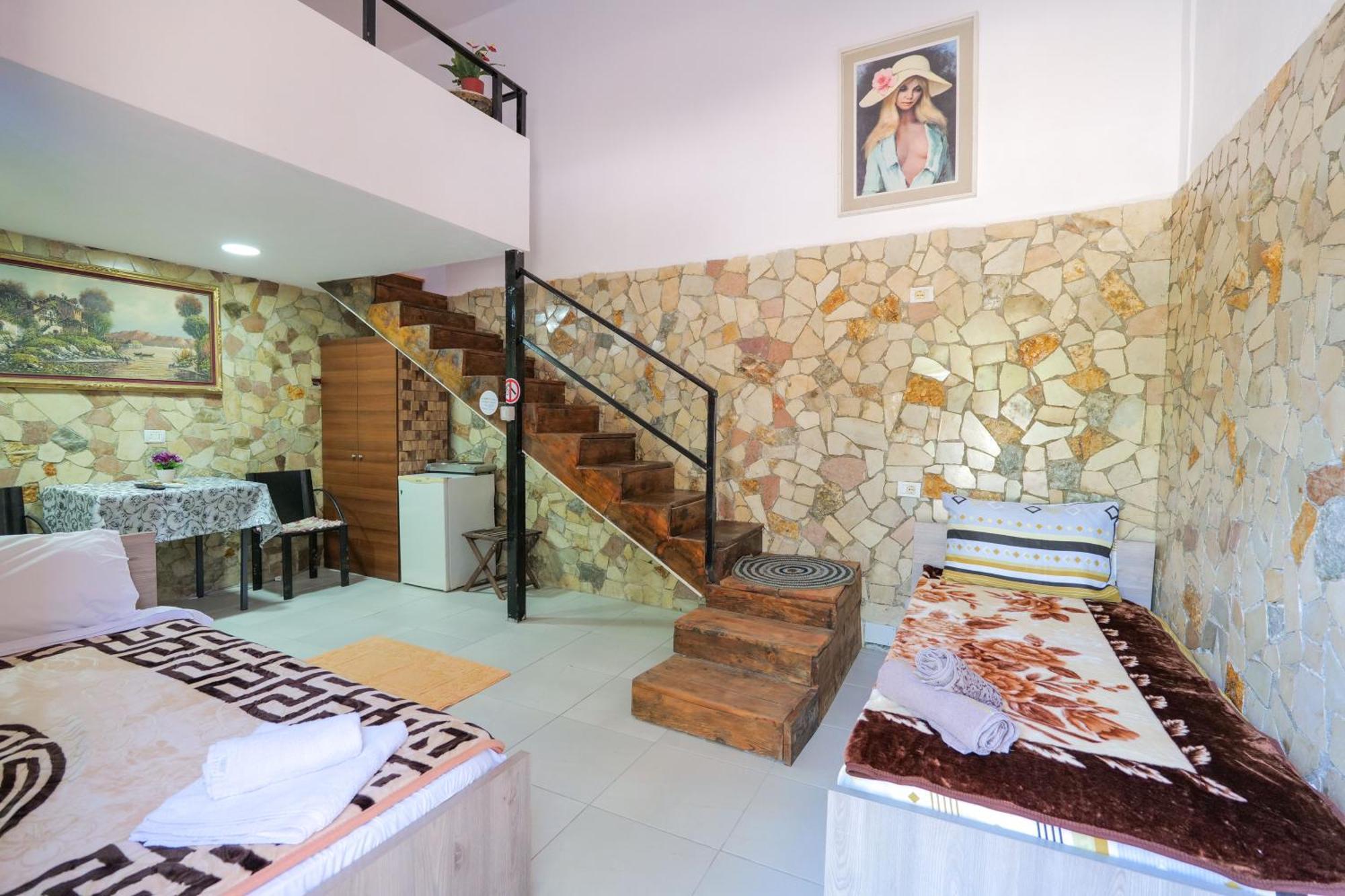 Garden Villa Lake Side & Glamping Ksamil Exterior photo