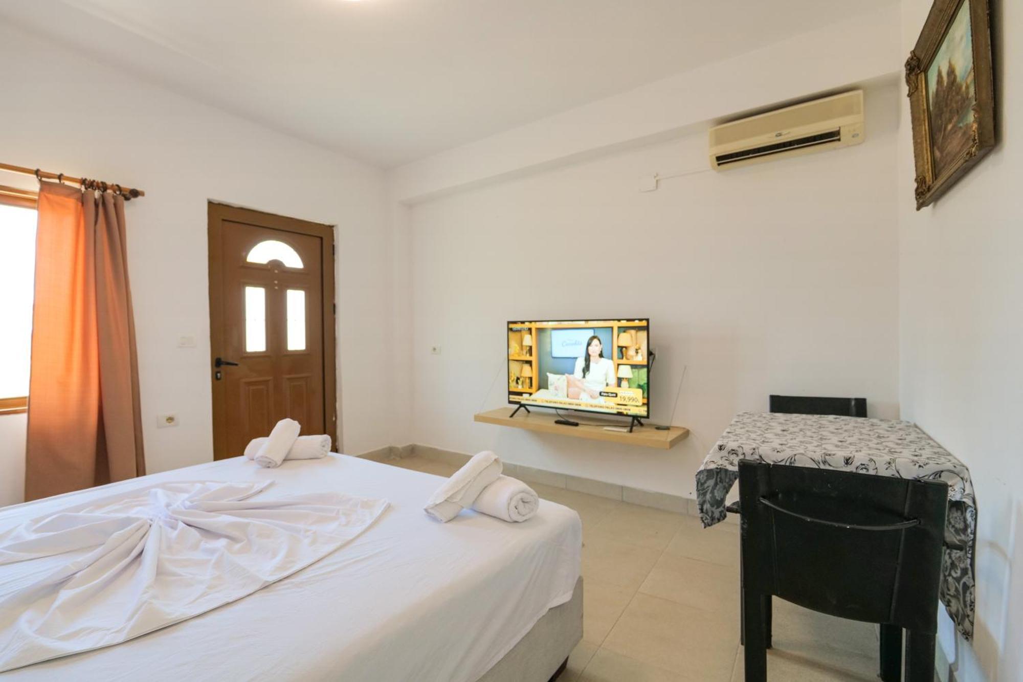 Garden Villa Lake Side & Glamping Ksamil Exterior photo