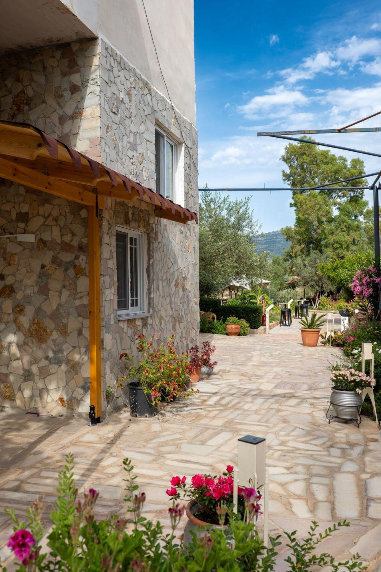 Garden Villa Lake Side & Glamping Ksamil Exterior photo